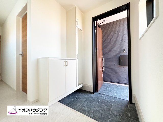 「お帰りなさい」が日常へ
家に帰るとまず目につくのがマイホーム・玄関です。
玄関を開けると家族の笑顔が・・・お帰りなさいが日常に。