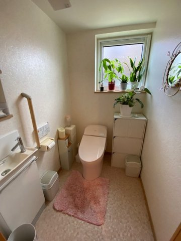 南矢幅第８中古住宅のトイレ|１階トイレ　広々で車いす、介護者も入れます