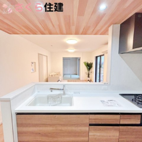 いろどりアイタウン那須塩原市埼玉22　10号棟のキッチン|手元があかるく、使いやすいシステムキッチンです。