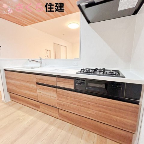 いろどりアイタウン那須塩原市埼玉22　10号棟のキッチン|木目調のお洒落なシステムキッチンは、収納もたっぷり入ります。