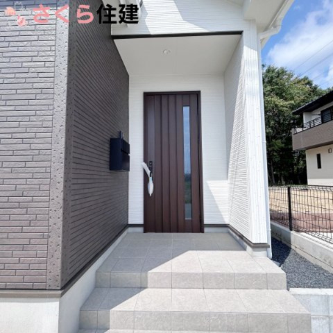 いろどりアイタウン那須塩原市埼玉22　10号棟の玄関|お洒落な玄関周り。スマートキー搭載で、お荷物を持ったままでも開閉が楽々です