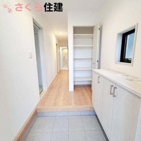 いろどりアイタウン那須塩原市埼玉22　10号棟の玄関|シューズボックスは上部にお写真が小物が飾れるタイプなので、素敵な空間を演出出来そうです