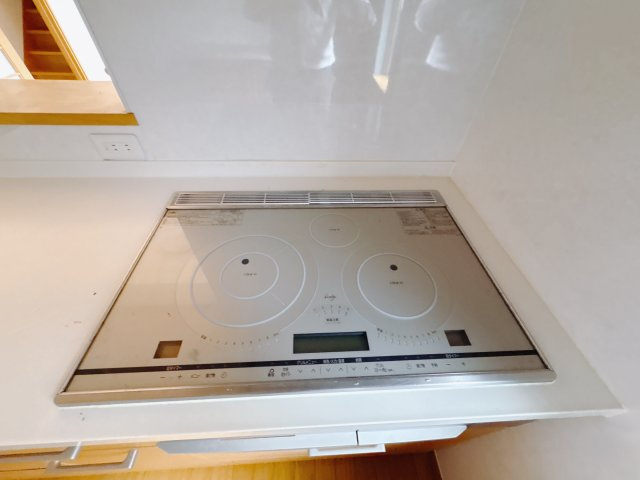 西川田本町 中古戸建のキッチン|〇キッチン〇
火が出ないので防災面で安心なIHクッキングヒーター。
お子様やペットさんがいても心配いりません！
※2025年10月撮影
