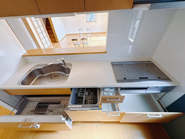 西川田本町 中古戸建のキッチン|〇キッチン〇
スッキリとしたデザインで収納力たっぷり！増えがちな調理器具やカトラリー、かさ張るタッパーやお弁当箱など、もう収納場所に困る事はありません！
※2025年10月撮影