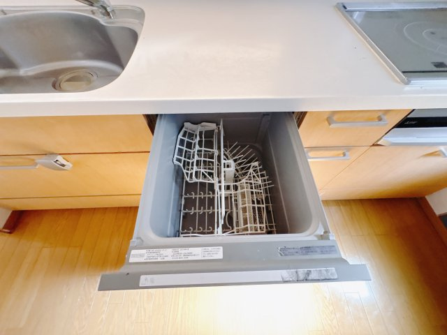 西川田本町 中古戸建のその他|〇キッチン〇
後片付けもラクラクな食器洗乾燥機付！面倒な後片付けをお任せできます。時間と手間を節約し、ご家族との大切なひとときを増やします。
※2025年10月撮影