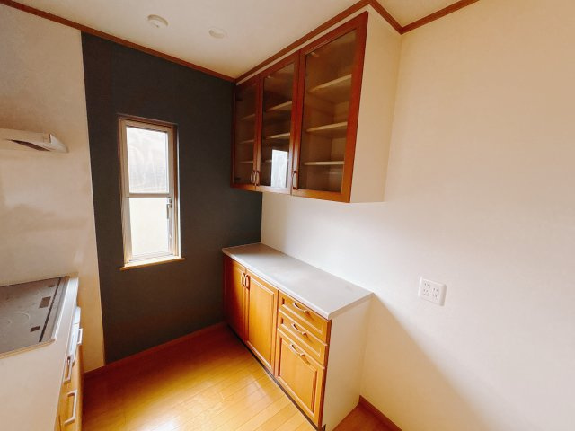 西川田本町 中古戸建のキッチン|〇キッチン〇
大切な思い出のある食器などを見せながら収納可能な食器棚付き！
レンジや炊飯器なども置けてお料理が楽になります♪
※2025年10月撮影