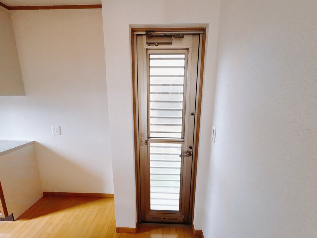 宇都宮市西川田本町 中古戸建のキッチン|〇キッチン〇
外へすぐ出られる勝手口付きで、ゴミ出しや買い物後の荷物運びもスムーズ。風通しも良く、快適なキッチン空間を実現します。
※2025年10月撮影