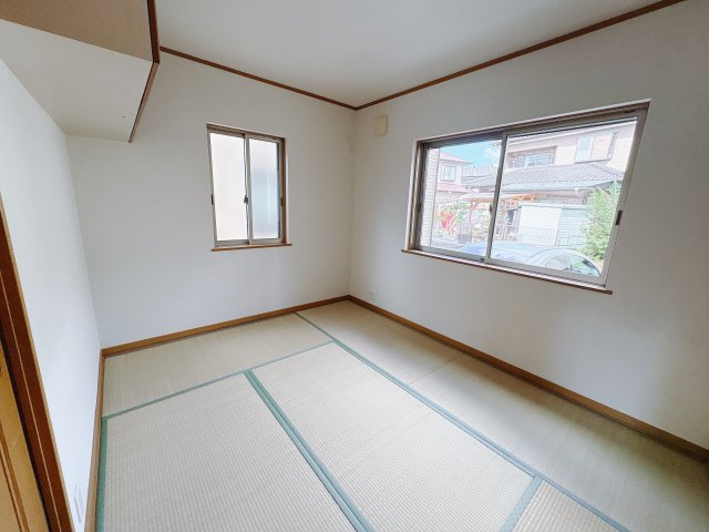 西川田本町 中古戸建の和室|〇和室6帖〇
こたつを置けば居間に、布団を敷けば寝室にとオールマイティーな和室。客間としても利用できるので機能的です。
※2025年10月撮影