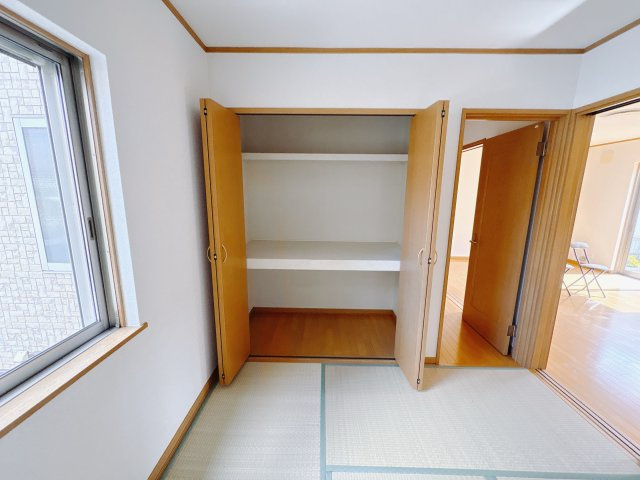 西川田本町 中古戸建の収納|〇和室6帖〇
押入れに折戸を付けてクローゼット風に。お客様用の寝具を一式収納可能な広さです！
※2025年10月撮影