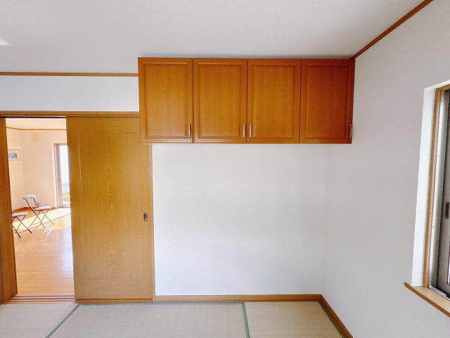 宇都宮市西川田本町 中古戸建の収納|〇和室6帖〇
吊戸棚も付いていますので、収納力抜群です！座布団などもまとめて入れられます！
※2025年10月撮影