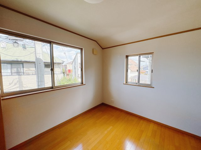 宇都宮市西川田本町 中古戸建の洋室|〇洋室 2階 5帖〇
静かな2階にある洋室は、プライベート感たっぷり。
勉強や趣味、仕事に集中できるちょうどいい広さで、自分だけの時間を大切にできます。
※2025年10月撮影