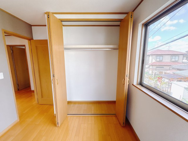 西川田本町 中古戸建の収納|〇洋室 2階 5帖〇
収納力のあるクローゼットが備わった洋室。季節の衣類や生活用品もまとめてしまえて、片付けがラクになる嬉しい空間です。
※2025年10月撮影