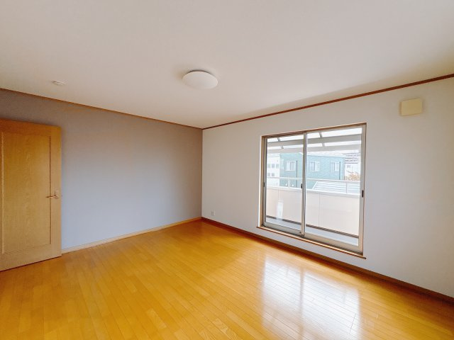 宇都宮市西川田本町 中古戸建の洋室|〇洋室 2階 10帖〇
大きめなベッドもラクラク設置可能なゆとりある洋室。
バルコニー付きなので、朝日を浴びて快適な1日を始められます！
※2025年10月撮影