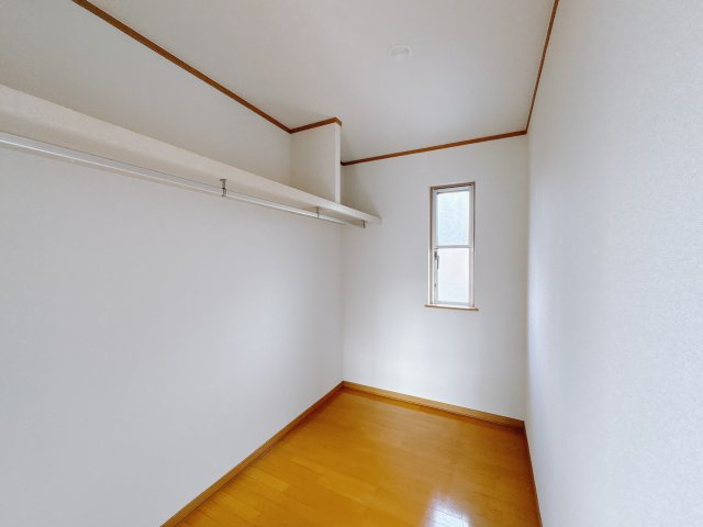 西川田本町 中古戸建の収納|〇洋室 2階 10帖〇
主寝室にはたっぷり収納可能なウォークインクローゼット付き！
見渡せるから選びやすく、毎日のコーディネートがもっと楽しくなります。
※2025年10月撮影