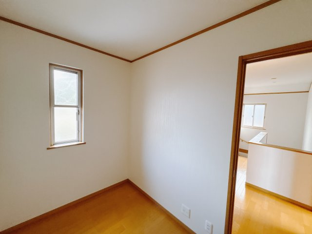 西川田本町 中古戸建の内装|〇2階 WIC〇
2階廊下からアクセス可能なウォークインクローゼット。今はやりのファミリークロークとしても使えます！
※2025年10月撮影