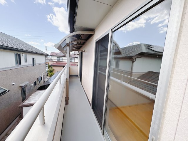 西川田本町 中古戸建のバルコニー|〇バルコニー〇
2階洋室10帖と洋室5帖の良質からアクセス可能なバルコニー。
南向きでお洗濯物もカラッと乾きます！
※2025年10月撮影