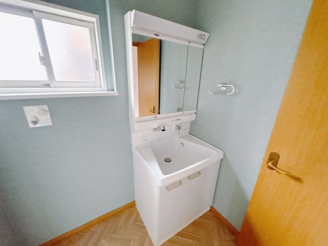 宇都宮市西川田本町 中古戸建の独立洗面台|〇洗面台〇
洗面台は三面鏡付きで、身だしなみチェックもラクラク。収納力もたっぷりで、毎朝の準備が快適です。
※2025年10月撮影