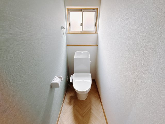 宇都宮市西川田本町 中古戸建のトイレ|〇外観〇
清潔感も使いやすさもばっちり。温水洗浄機能で、トイレ時間がちょっと心地よくなります。
※2025年10月撮影