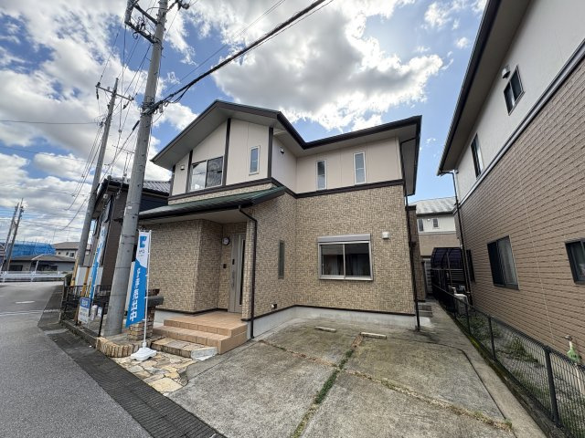 西川田本町 中古戸建の前面道路含む現地写真|〇外観〇
駐車場2台並列+お庭も付いています☆
※2025年10月撮影