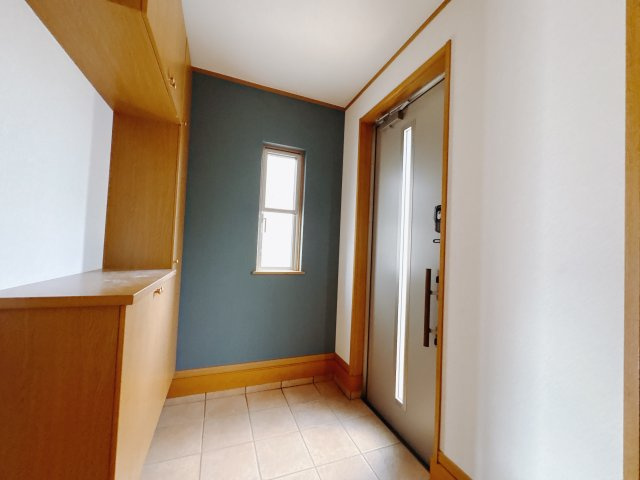 西川田本町 中古戸建の玄関|〇外観〇
玄関がいつもすっきりときれいに片づく大容量シューズボックス。増え続ける家族の履物が全部しまえます。
※2025年10月撮影