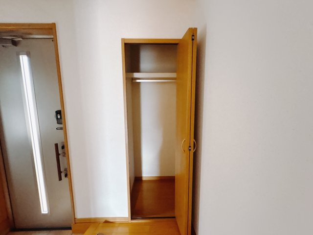 西川田本町 中古戸建の収納|〇玄関収納〇
玄関横にはコートや帽子、バッグなどをしまえる収納付き！防災グッズなども常備しておくといざという時に安心ですね。
※2025年10月撮影
