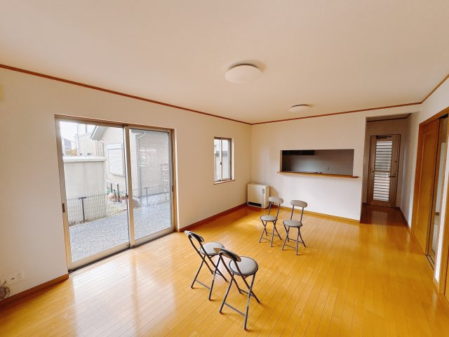 宇都宮市西川田本町 中古戸建の居間・リビング|〇リビング16.75帖〇
南向きのお庭を一望できるリビング♪
ソファーやテーブルを置いても余裕があります。
※2025年10月撮影