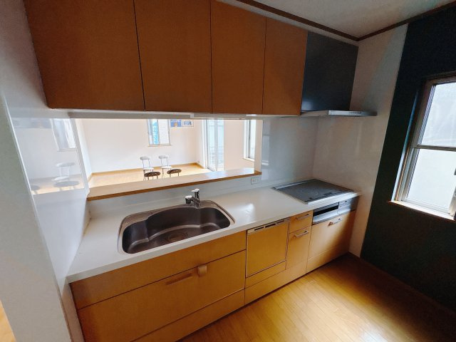 西川田本町 中古戸建のキッチン|〇キッチン〇
対面式システムキッチンは、料理をしながら会話も楽しめます。家族とのつながりを感じられる心地よい空間になります。
※2025年10月撮影