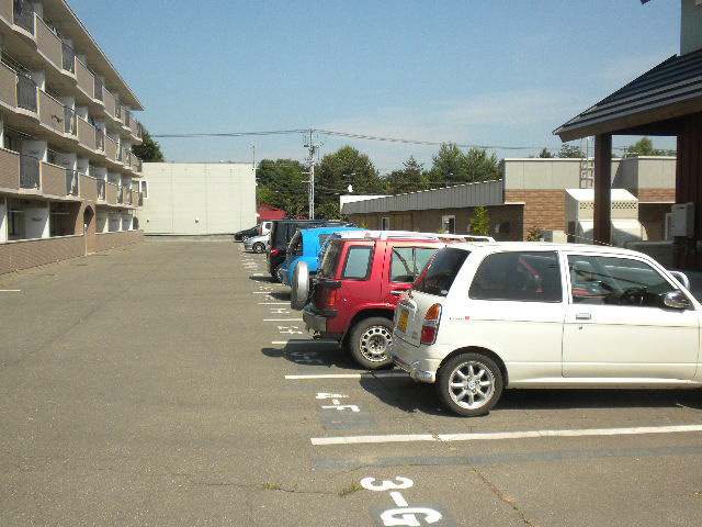 マルクエレガンス3の駐車場