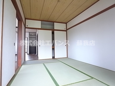 【寝室】 | スカイビレッジ | 広くて明るい寝室