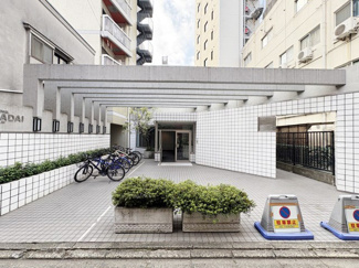 【エントランス】 | マンションの正面エントランス。出入りする人間を癒してくれるマンション入り口であり、その建物の「顔」でもあります。～即日のご見学可能～　お問合せはお気軽にどうぞ。
