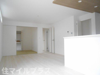 【居間・リビング】 | 郡山市菜根3丁目新築一戸建て1棟 | こちらのリビングで趣味の時間をお楽しみください