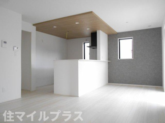 【居間・リビング】 | 郡山市菜根3丁目新築一戸建て1棟 | こちらの居間で趣味の時間をお楽しみください