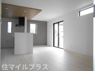 【居間・リビング】 | 郡山市菜根3丁目新築一戸建て1棟 | こちらの居間で趣味の時間をお楽しみください