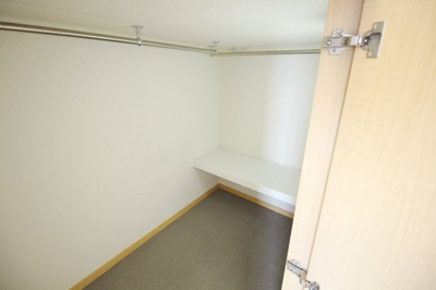 【内装】 | レオパレス銀河 | パイプ付きクローゼットです。同タイプの物件写真です。