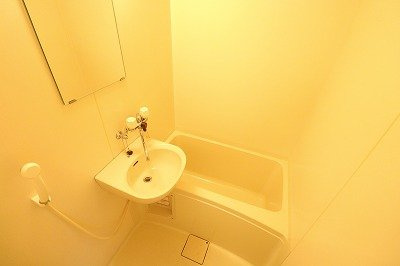 【浴室】 | レオパレスＢＲＩＧＨＴＥＮ | 物件同タイプの写真です。家電家具無しの部屋となります。