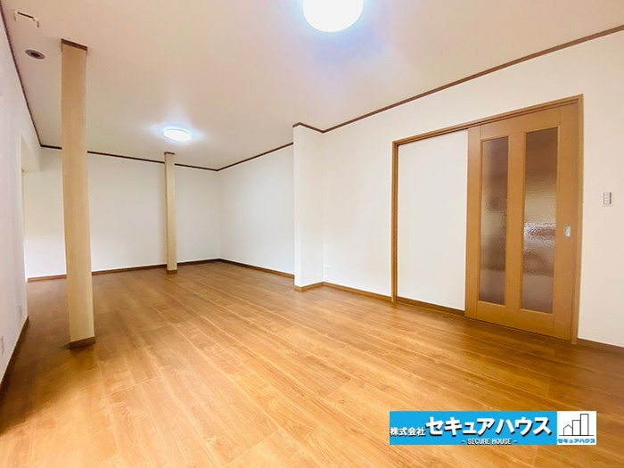 大府市大府町ウド　中古住宅の独立洗面台|【独立洗面台】
収納スペースが豊富にあり、浴室の湿気やカビの影響を受けにくいこと、また電源コンセントがありドライヤーなどが使いやすいです。