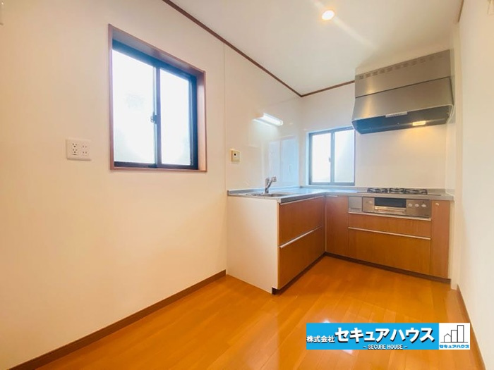 大府市大府町ウド　中古住宅の収納|【ウォークインクローゼット】
収納スペースが広いため、多くの衣類やファッションアイテム、大型の季節用品をまとめて収納することができます♪