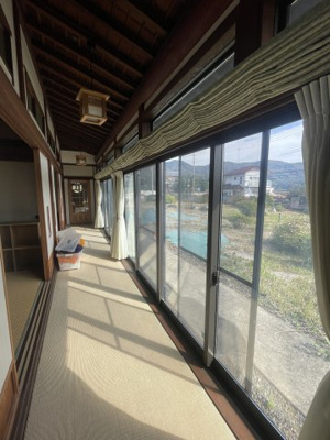 【内装】 | 桜川市本木4LDK中古住宅 | 東側の廊下です。開放的です。