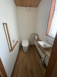 【トイレ】 | 桜川市本木4LDK中古住宅 | 手洗い付きのトイレです。