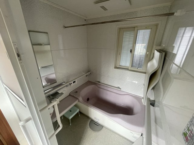 【浴室】 | 桜川市本木4LDK中古住宅 | 窓付きのお風呂です。