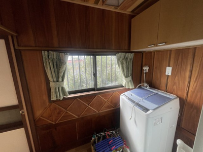 【脱衣所】 | 桜川市本木4LDK中古住宅 | 窓付きの脱衣所です。洗濯機は片づけます。
