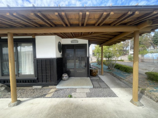 【玄関】 | 桜川市本木4LDK中古住宅 | 軒が深い玄関で雰囲気あります。