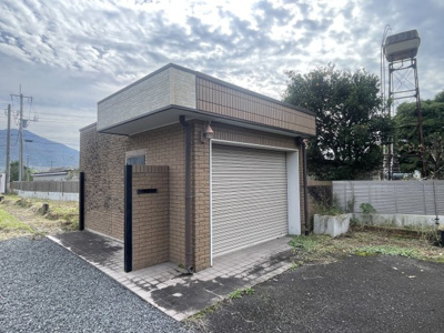 【収納】 | 桜川市本木4LDK中古住宅 | 南側空地にも電動シャッター付きの物置があります。