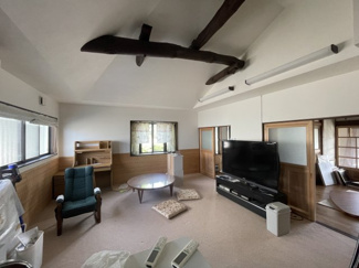 【居間・リビング】 | 桜川市本木4LDK中古住宅 | お荷物片づけます。天井の梁がアクセントになっています。