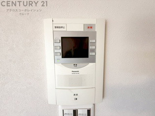 訪問者が来たときにテレビ画面で確認できるため、安心してドアを開けられます。録画機能があるものもあり、留守中に来訪者を記録しておくことができます。利便性が高く、セキュリティ面でも安心です。