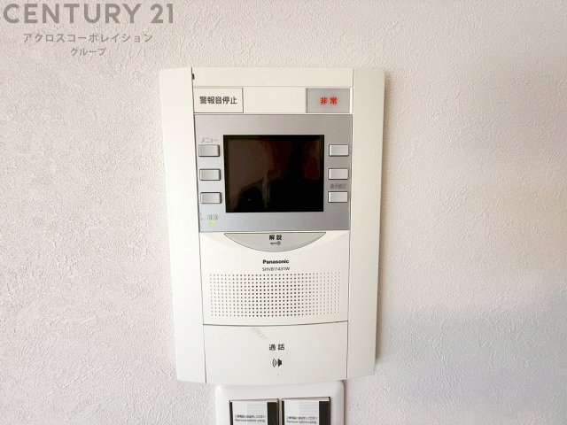訪問者が来たときにテレビ画面で確認できるため、安心してドアを開けられます。録画機能があるものもあり、留守中に来訪者を記録しておくことができます。利便性が高く、セキュリティ面でも安心です。