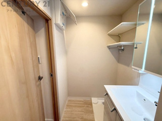 衣服の収納や脱ぎ着や整理整頓がしやすく、湿った衣類を乾燥させるスペースがありカビや臭いの発生を防ぎます。床の汚れを他の部屋に持ち込まず清潔を保つことができます。また快適な入浴環境の整備にも役立ちます。