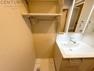 洗濯物の仕分け作業がしやすく、整理整頓が容易になります。洗濯音や湿気を他の部屋に持ち込まず、生活環境を快適に保ちます。上部を活用すれば収納スペースを確保でき洗剤や洗濯用品の整理もしやすくなります。