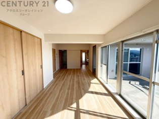 リビングダイニングは家族や友人とのコミュニケーションを楽しむ場所でくつろぎながら食事や会話を楽しめ、多目的に利用できリラックスできる空間です。家庭内の中心として機能し、快適な生活をサポートします。