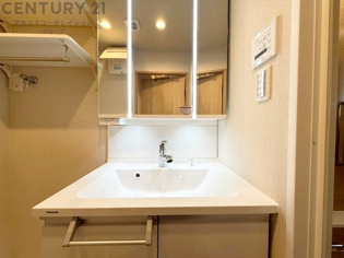 化粧品や洗顔料、歯ブラシなどの必需品をまとめて置ける収納スペースがあり、使用するたびに取り出す手間が省けます。また、水回りのため、濡れても大丈夫な素材が使用されており、お手入れが簡単です。